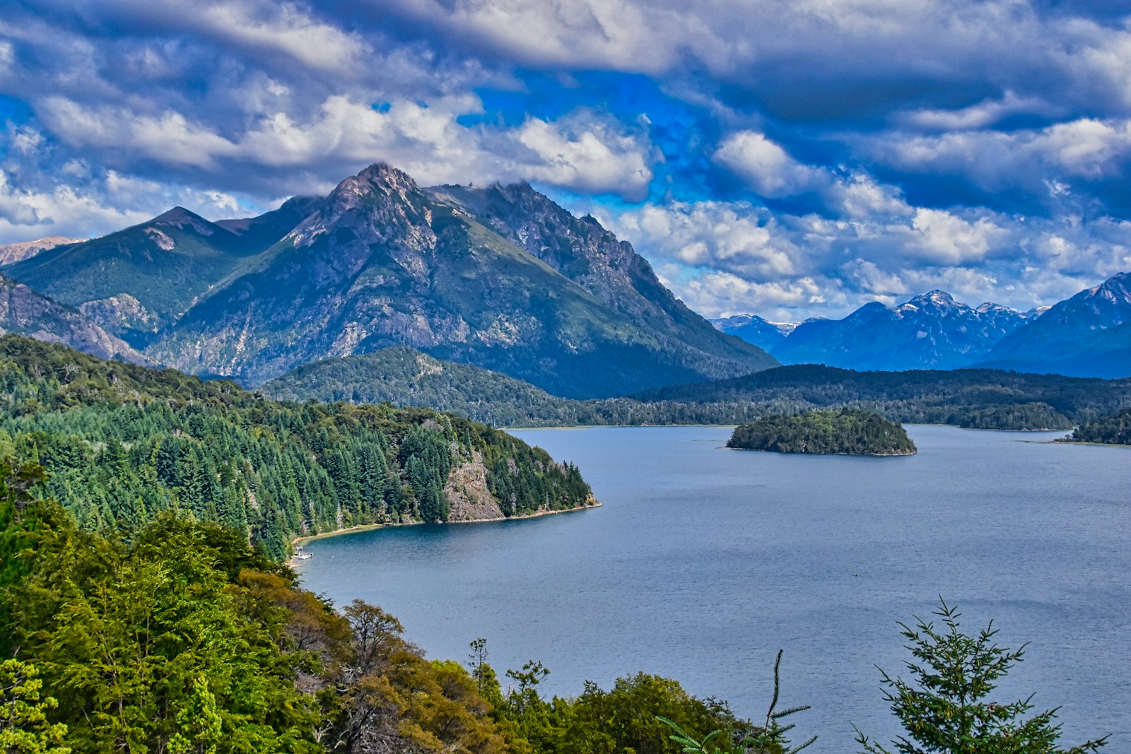 Lago Nahuel Huapi, bosques y montañas cerca de Bariloche