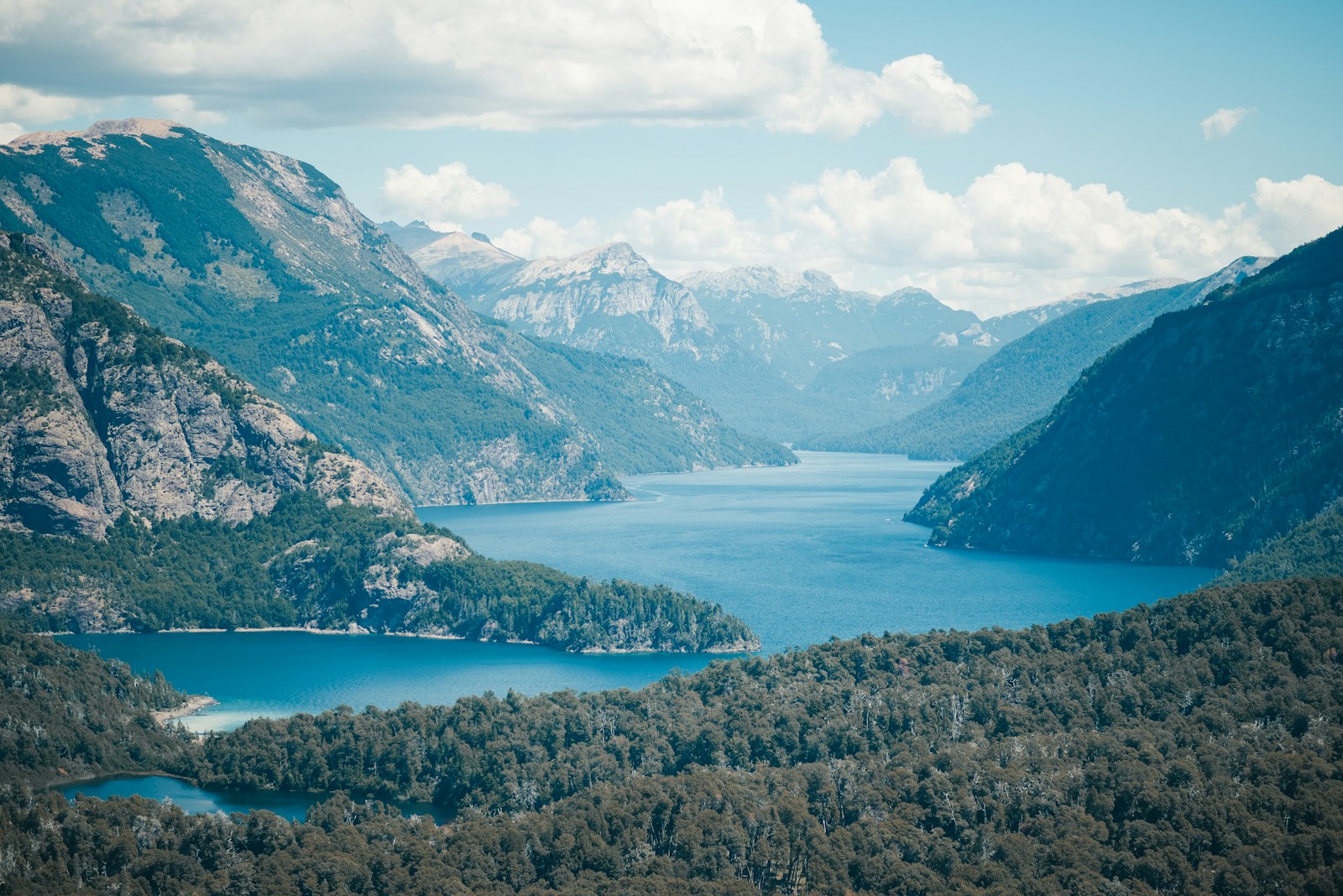 Lagos, bosques y montañas de la región de Bariloche
